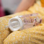 sticlă cu pai și capac colorat personalizată cu nume și minnie