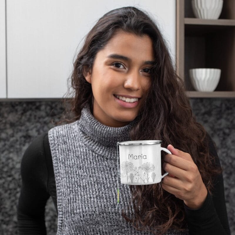 cană metalică emailată personalizată cu nume și flori alb negru