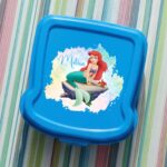 cutia cu comori a micii sirene – caserolă colorată personalizată cu ariel și nume