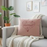 pernă de catifea "inimă florală" – brodată cu numele tău