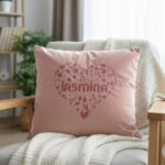 pernă de catifea "inimă florală" – brodată cu numele tău
