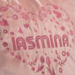 pernă de catifea "inimă florală" – brodată cu numele tău