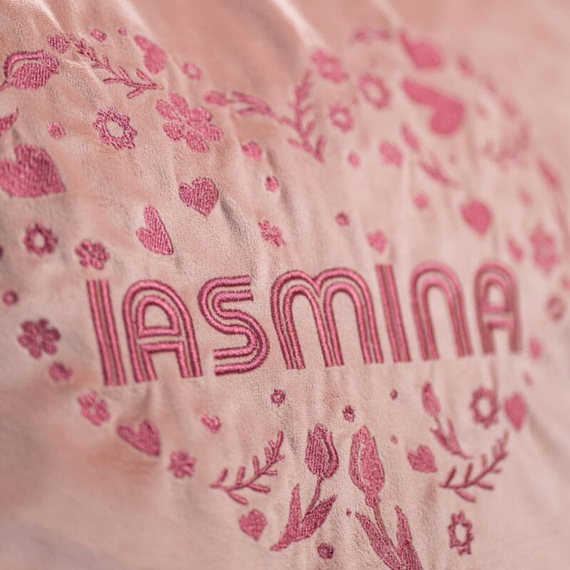 pernă de catifea "inimă florală" – brodată cu numele tău