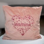 pernă de catifea "inimă florală" – brodată cu numele tău