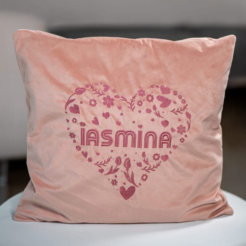 pernă de catifea "inimă florală" – brodată cu numele tău
