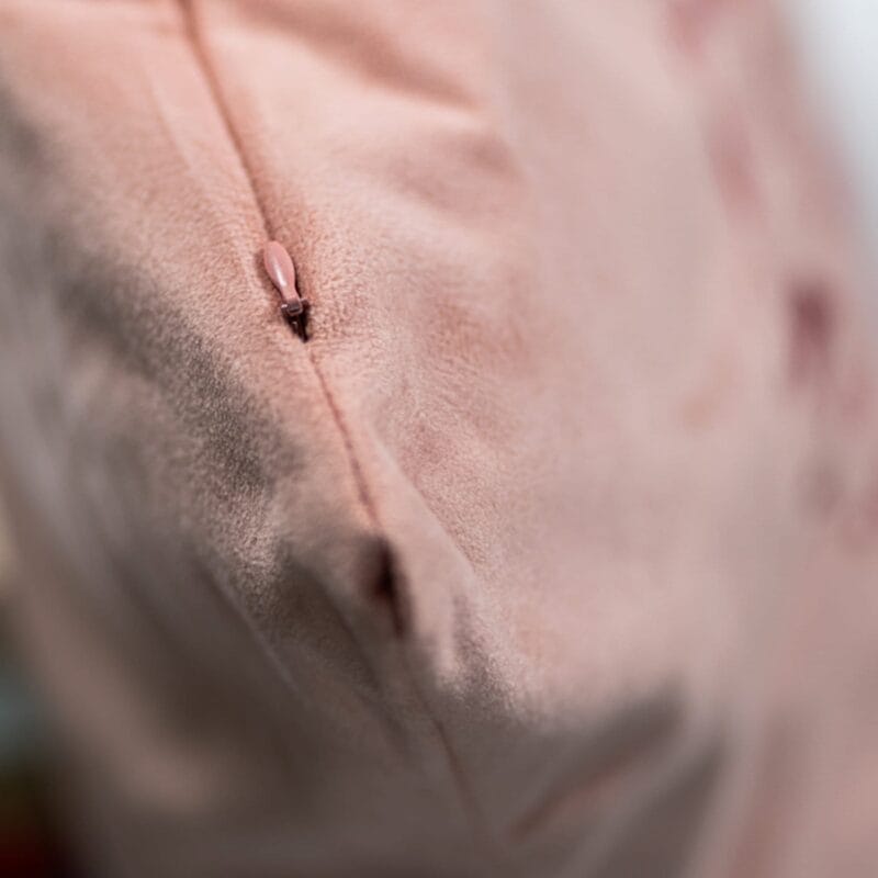 pernă de catifea "inimă florală" – brodată cu numele tău