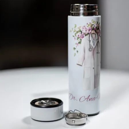 termos "halat cu flori" – cadou elegant, personalizat pentru doamna doctor