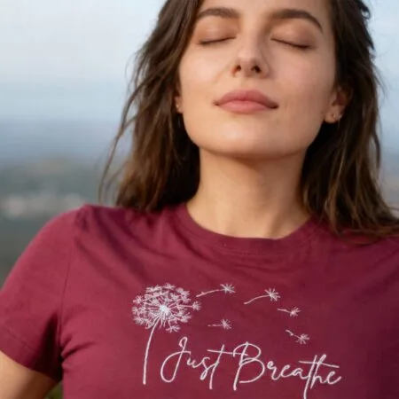 tricou brodat "just breathe" – cu design delicat de păpădie