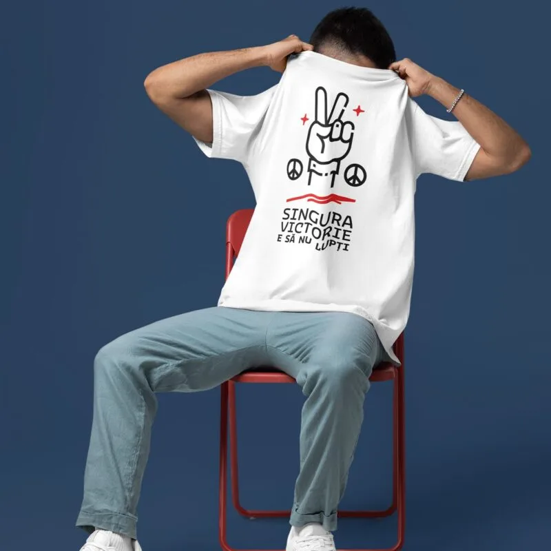 tricou cu mesaj "singura victorie" – design grafic de impact