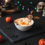 lumânare amuzantă "baia scheletului" parfumată cu aromă de biscuiți