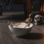 lumânare amuzantă "baia scheletului" parfumată cu aromă de biscuiți