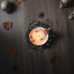 lumânare amuzantă "baia scheletului" parfumată cu aromă de biscuiți