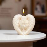 lumânare comemorativă "aripi de lumină" simbol al amintirii veșnice