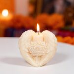 lumânare comemorativă "aripi de lumină" simbol al amintirii veșnice