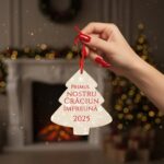 ornament de crăciun personalizat "povestea noastră" glob din lemn cu mesaj