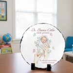placă de ardezie personalizată pentru medic pediatru cadou de mulțumire "În cele mai sigure mâini"