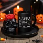 set cadou de halloween "măduva oaselor" cană termosensibilă și lumânare craniu