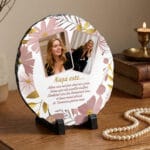 placă ardezie rotundă cu 2 poze "nașa este..." & mesaj emoționant (design floral gold)