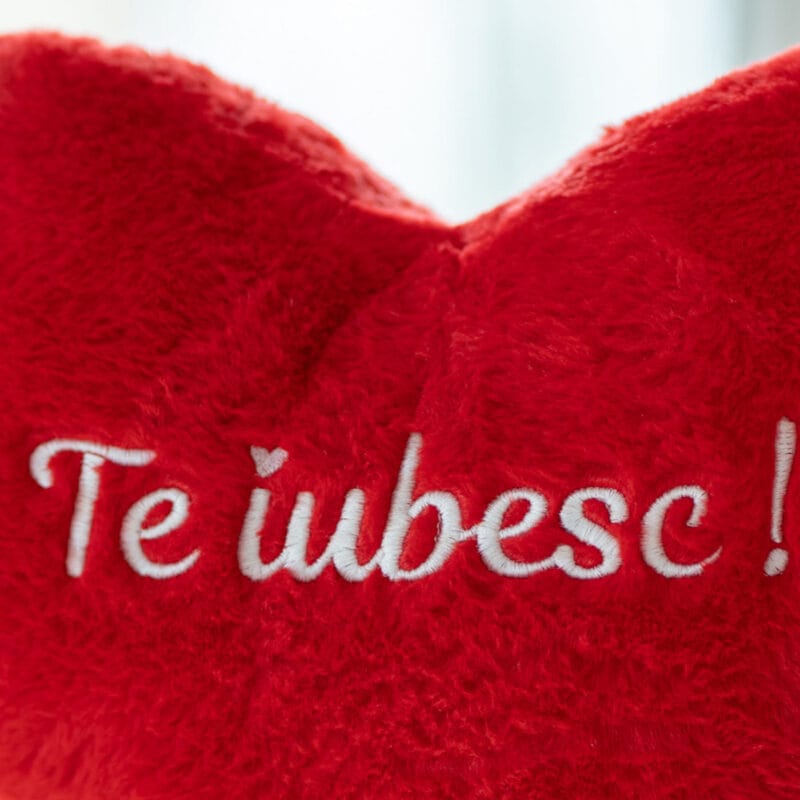 pernă inimă pufoasă "te iubesc" personalizată prin brodare (nume sau mesaj)