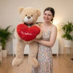 urs de pluș gigant (1 metru) "Îmbrățișare infinită" personalizat cu mesaj brodat pe inimă