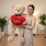 urs de pluș gigant (1 metru) "Îmbrățișare infinită" personalizat cu mesaj brodat pe inimă