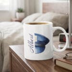 cană personalizată polițist – design minimalist cu cașchetă și nume