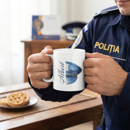 cană personalizată polițist – design minimalist cu cașchetă și nume