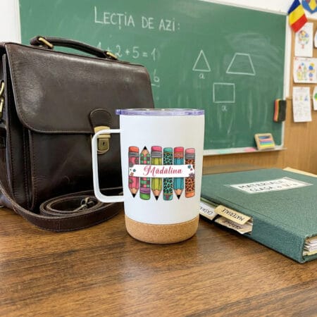cană termos personalizată pentru Învățătoare – design „creioane colorate” cu nume