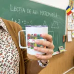 cană termos personalizată pentru Învățătoare – design „creioane colorate” cu nume