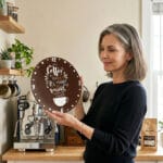 ceas de perete decorativ „coffee makes everything possible” – design modern pentru bucătărie