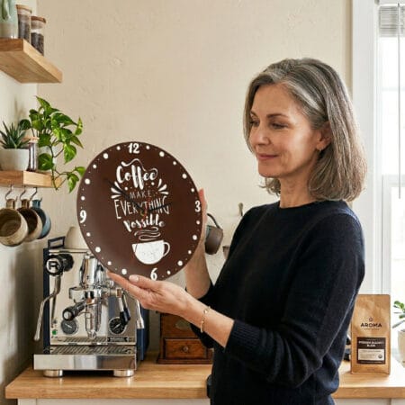 ceas de perete decorativ „coffee makes everything possible” – design modern pentru bucătărie
