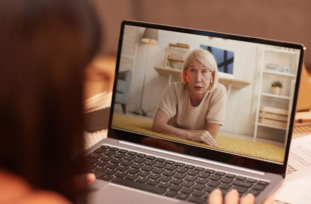 femeie vorbind cu mama la telefon de 8 Martie