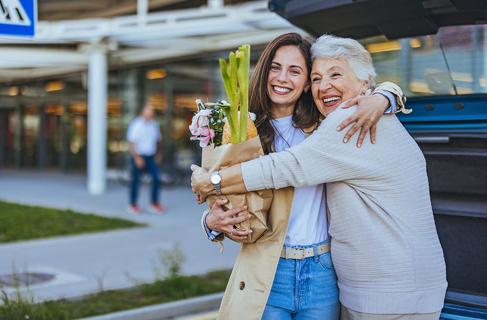 fiică oferind flori mamei de 8 Martie