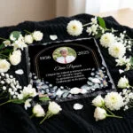 placă de ardezie personalizată in memoriam – omagiu floral placă de ardezie personalizată in memoriam – omagiu floral