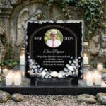 placă de ardezie personalizată in memoriam – omagiu floral