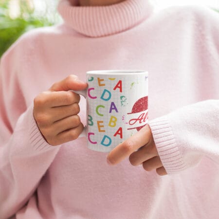 cană personalizată Învățătoare – design alfabet și măr – nume