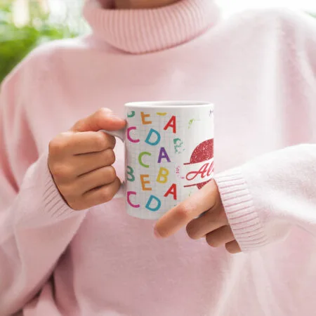 cană personalizată Învățătoare – design alfabet și măr – nume