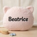 pernă personalizată formă pisicuță "puf de somn" pluș roz & nume brodat pernă personalizată formă pisicuță "puf de somn" pluș roz & nume brodat