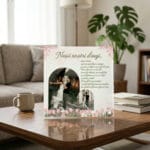 placă foto sticlă pătrată nașii noștri dragi – design lalele roz și mesaj de suflet