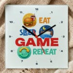 ceas de perete personalizat cu mesaj — eat sleep game repeat