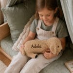 câine de pluș personalizat cu nume brodat — golden retriever