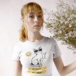 tricou personalizat cu mesaj — pisică relaxată la soare