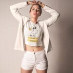 tricou personalizat cu mesaj — pisică relaxată la soare