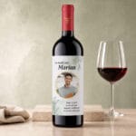 vin personalizat cu poză, nume și mesaj — design aniversar minimalist
