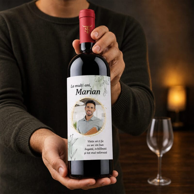 vin personalizat cu poză, nume și mesaj — design aniversar minimalist